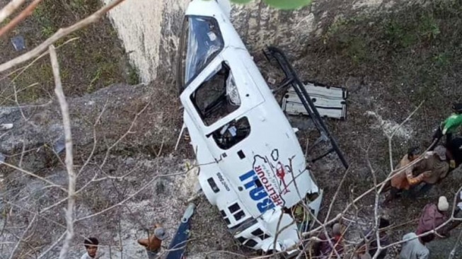 Kondisi helikopter yang jatuh di Tebing Suluban Bali diduga karena terlilit tali layangan. (Suara.com/Ist)