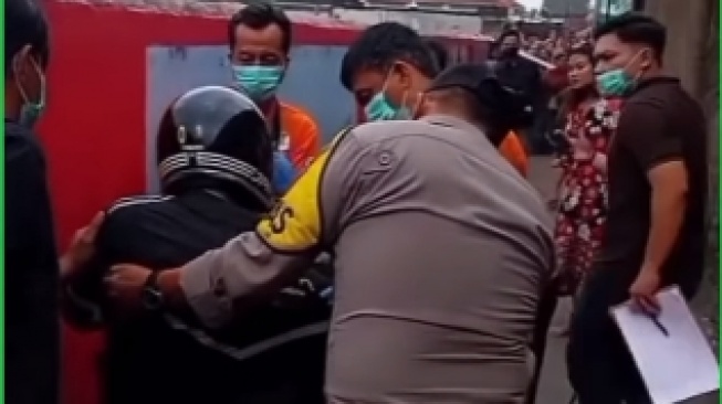 Penampakan sopir ojol yang awalnya dikira meninggal dunia padahal sedang tidur di atas motor. (tangkapan layar/instagram)