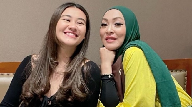 Aaliyah Massaid dan Angelina Sondakh. (Instagram)