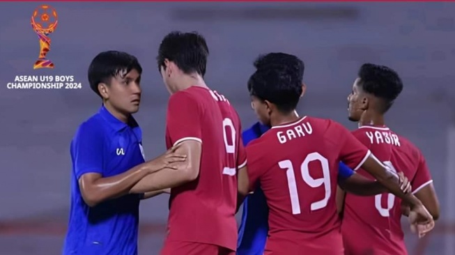 Duel Thailand vs Singapura dalam matchday pertama Grup C Piala AFF U-19 2024 di Stadion Gelora 10 November, Surabaya, Jumat (19/7/2024) malam WIB. [Dok. X/@aseanfootball]