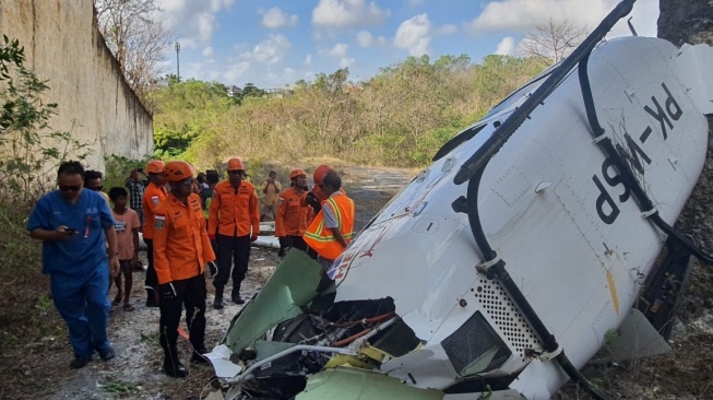 Breaking News! Helikopter Jatuh di Kuta Selatan Bali, Bagian Moncongnya Pecah Berkeping-keping