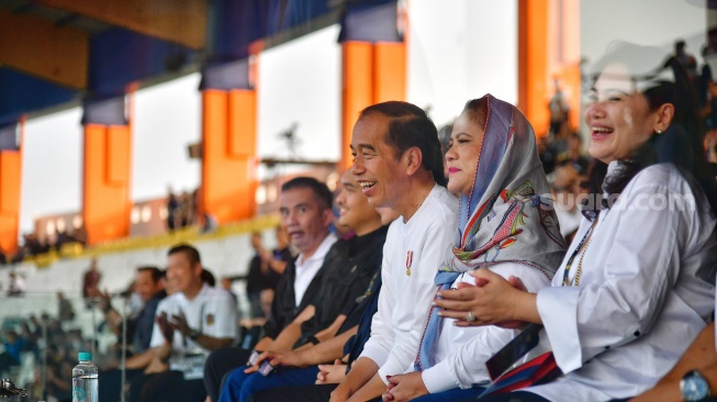 Presiden Jokowi bareng sang istri Iriana saat menyaksikan laga perdana pembukaan turnamen sepak bola Piala Presiden 2024 di Stadion Si Jalak Harupat, Kabupaten Bandung. (Foto: Laily Rachev - Biro Pers Sekretariat Presiden). 