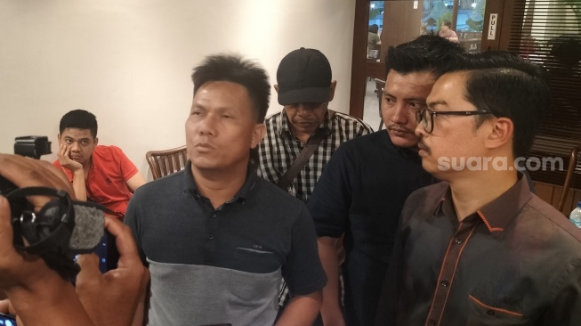 Anggota DPRD Tapsel Armen Sanusi Harahap saat  konferensi pers di Medan. [Suara.com/ Suhardiman]