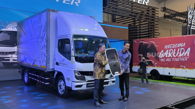 Meluncur di GIIAS 2024, Truk Listrik eCanter Diserahkan ke Konsumen Pertama