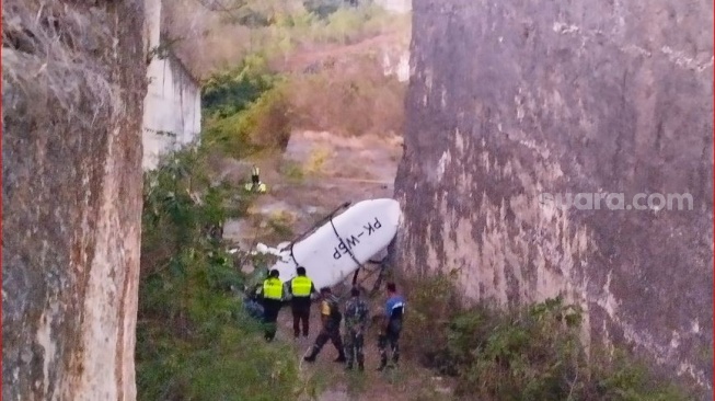 Kondisi helikopter yang terjatuh di Pecatu Kuta Selatan, Kabupaten Badung, Jumat (19/7/2024) (suara.com/Putu Yonata Udawananda)