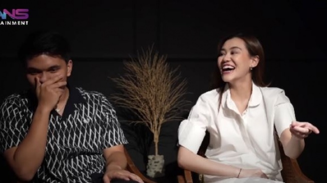 Ekspresi Aaliyah Massaid saat diminta sebutkan nama camer. [YouTube/Rans Entertainment]