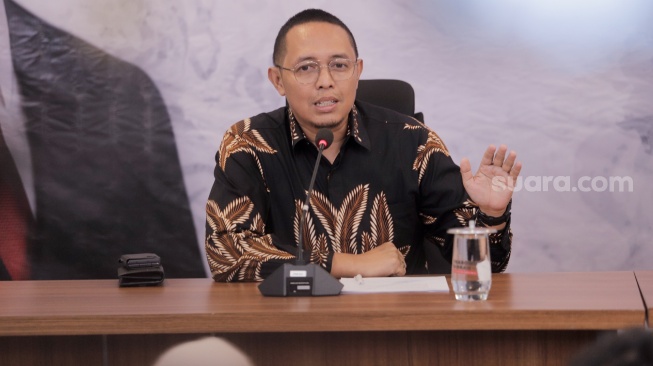 Anggota tim Gugus Tugas Sinkronisasi Prabowo-Gibran, Hasan Nasbi memberikan pernyataan saat menggelar konferensi pers di Media Center TKN Prabowo-Gibran, Jakarta, Jumat (19/7/2024). [Suara.com/Alfian Winanto]