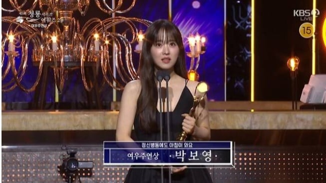 Haru! Park Bo Young Sabet Piala Aktris Terbaik di Blue Dragon Series Awards