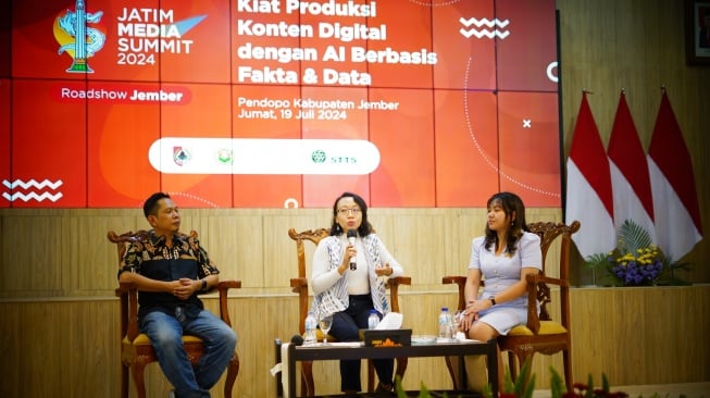 Kepala Digital Marketing dan dosen ISTTS Ardalina Luvitasari M.I.Kom; dan trainer Cek Fakta Google News Initiative, jurnalis Tempo Ika Ningtyas saat pelaksanaan Jatim Media Summit (JMS) di Jember, Jawa Timur, Jumat (19/7/2024). [Foto dok. Beritajatim.com]