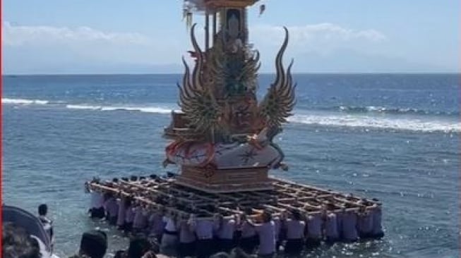 Bukan di Kuburan Prosesi Ngaben di Nusa Penida Ini Dilakukan di Laut