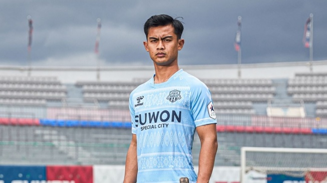 Suwon FC resmi meluncurkan jersey ketiga mereka untuk musim 2024-2025, dengan desain yang terinspirasi dari budaya Indonesia yang indah. Pratama Arhan jadi modelnya (@suwonfc)