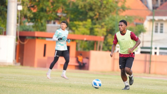 Bek Timnas Indonesia U-19, Iqbal Gwijangge berlatih jelang menghadapi Kamboja U-19 dalam matchday kedua Grup A Piala AFF U-19 2024. [Dok. PSSI]