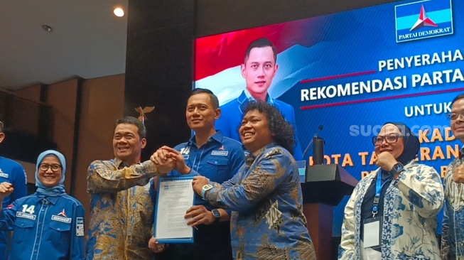 DPP Partai Demokrat resmi mendukung pasangan Ahmad Riza Patria dan Marshel Widianto di Pilkada Kota Tangerang Selatan. (Suara.com/Dea)