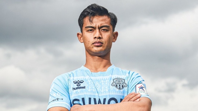 Suwon FC resmi meluncurkan jersey ketiga mereka untuk musim 2024-2025, dengan desain yang terinspirasi dari budaya Indonesia yang indah. Pratama Arhan jadi modelnya (@suwonfc)