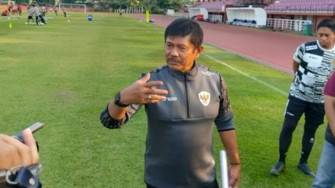 Indra Sjafri di sela-sela latihan, jelang lawan Timnas Kamboja U-19, di Lapangan Thor Surabaya. [SuaraJatim/Dimas Angga]