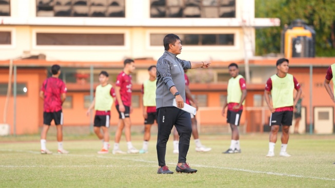 Pelatih Timnas Indonesia U-19, Indra Sjafri memimpin latihan anak asuhnya jelang menghadapi Kamboja U-19 dalam matchday kedua Grup A Piala AFF U-19 2024. [Dok. PSSI]