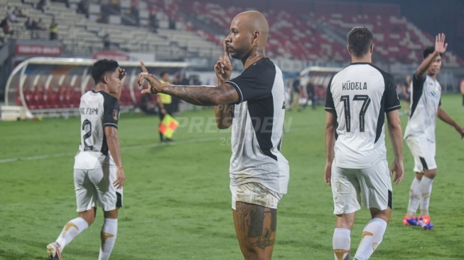 Striker Persija Jakarta, Gustavo Almeida berselebrasi usai mencetak gol ke gawang Madura United dalam laga Grup B Piala Presiden 2024 di Stadion Kapten I Wayan Dipta, Gianyar, Minggu (21/7/2024) malam. [Piala Presiden]