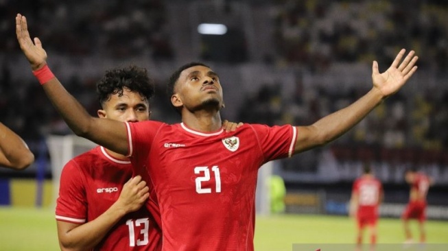 Timnas Indonesia U-19 kembali menunjukkan garangnya di Piala AFF U-19 2024. Bertanding di Stadion Gelora Bung Tomo, Surabaya, Garuda Muda sukses menaklukkan Kamboja dengan skor 2-0 pada Sabtu (20/7). (Antara)