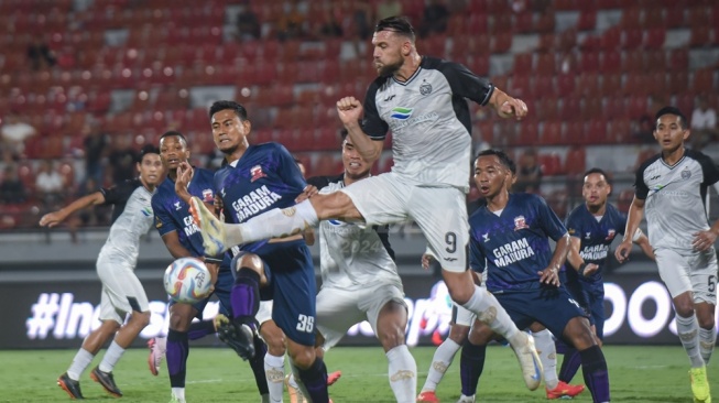 Striker Persija Jakarta, Marko Simic berduel dengan bek Madura United Haudi Abdillah dalam laga Grup B Piala Presiden 2024 di Stadion Kapten I Wayan Dipta, Gianyar, Minggu (21/7/2024) malam. [Piala Presiden]