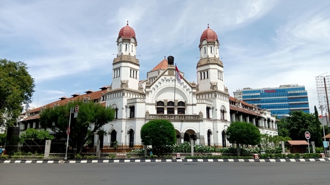 Lawang Sewu merupakan Gedung megah berarsitektur art deco, yang digunakan Belanda sebagai Kantor Pusat Kereta Api (Trem) atau Nederlandsch Indische Spoorweg Maschaappij (NIS) yang terletak di Komplek Tugu Muda. [Dok Pemprov Jateng]