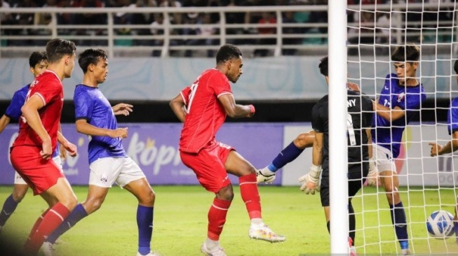 Timnas Indonesia U-19 kembali menunjukkan garangnya di Piala AFF U-19 2024. Bertanding di Stadion Gelora Bung Tomo, Surabaya, Garuda Muda sukses menaklukkan Kamboja dengan skor 2-0 pada Sabtu (20/7). (Antara)