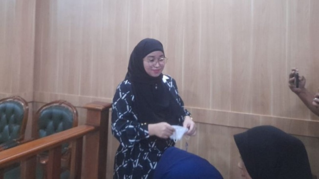 Saksi kasus OTT mantan Gubernur Malut, Eliya Gabrina Bachmid dalam kesaksikan di hadapan Majelis Hakim PN Ternate, mengakui sering mengantar dan menemani wanita yang jumlahnya sudah puluhan orang untuk bertemu dengan mantan Gubernur Malut AGK di hotel, Kamis (18/7/2024). ANTARA/Abdul Fatah (Abdul Fatah)