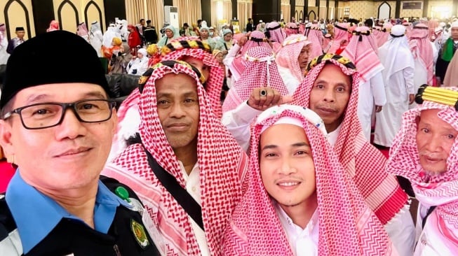 Jemaah haji asal Kabupaten Jeneponto menggunakan pakaian khas Arab saat tiba di asrama haji Makassar, Sabtu 20 Juli 2024 [SuaraSulsel.id/Humas Kemenag Sulsel]