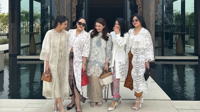 Potret OOTD Azizah Salsha saat menghadiri acara siraman Aaliyah Massaid dan Thariq Halilintar pada Sabtu (20/7/2024) (Instagram/hermes.selebriti)