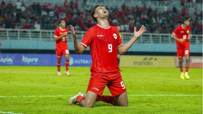 Penyerang Timnas Indonesia U-19, Jens Raven usai mencetak gol debutnya bagi Skuad Garuda di AFF Cup U-19 2024. (Instagram/jensraven9)