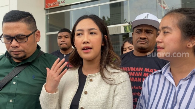 Tamara Tyasmara usai menghadiri sidang kasus pembunuhan anaknya, Raden Andante di Pengadilan Negeri Jakarta Timur, Senin (22/7/2024). [Suara.com/Tiara Rosana]