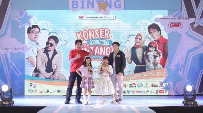 Kak Nunuk memberikan penghargaan kepada penyanyi cilik di acara Konser Sang Bintang yang digelar di Surabaya pada 20 Juli 2024. [GNP Music]