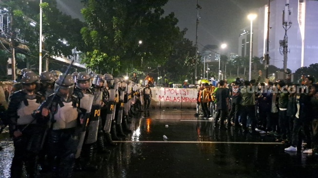 Demo BEM SI Beri Jokowi Rapor Merah Di Patung Kuda Berakhir Ricuh