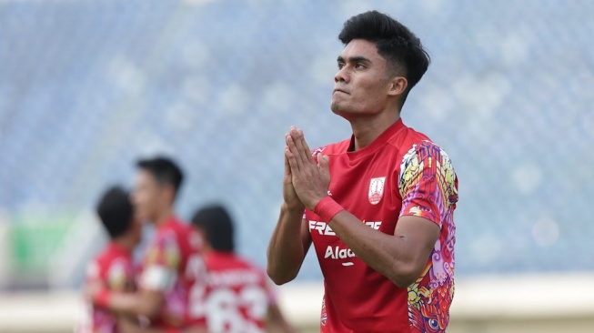 Striker Persis Solo, Ramadhan Sananta menunjukkan gestur permintaan maaf usai mencetak gol ke gawang PSM Makassar dalam matchday kedua Grup A Piala Presiden 2024 di Stadion Si Jalak Harupat, Soreang, Kabupaten Bandung, Senin (22/7/2024). [Piala Presiden]