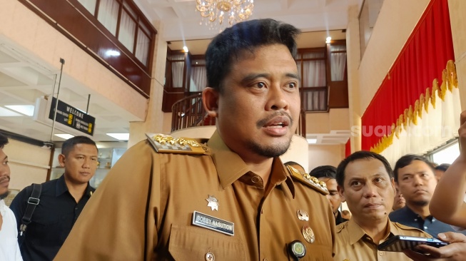 Wali Kota Medan Bobby Nasution memberikan penjelasan soal pemeriksaan Kadis Kesehatan Kota Medan. [Suara.com/ M.Aribowo]