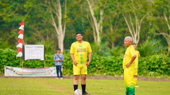 Bobby Nasution-Surya Main Bola Bareng Usai Diusung Golkar untuk Pilgub Sumut