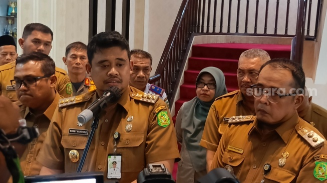 Wali Kota Medan Bobby Nasution memberikan penjelasan soal Mal Centre Point Medan. [Suara.com/ M.Aribowo]