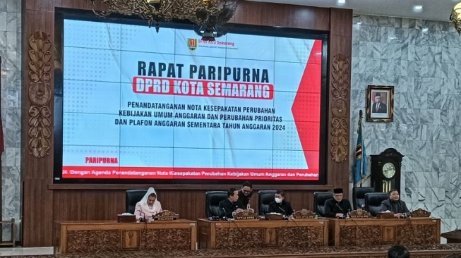 Wali Kota Semarang Hevearita Gunaryanti Rahayu saat mengikuti rapat paripurna di Gedung DPRD Kota Semarang, Jawa Tengah, Senin (22/7/2024). ANTARA/Zuhdiar Laeis