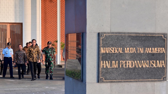 Presiden Jokowi saat melakukan kunjungan kerja ke daerah melalui Bandara Halim Perdanakusuma, Jakarta Timur. (Foto: Muchlis Jr - Biro Pers Sekretariat Presiden)