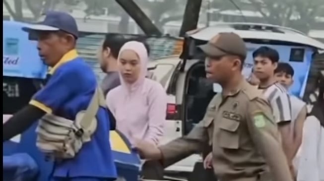 Aksi arogan Satpol PP saat mengusir penjual Sari Roti di arena CFD di Kota Medan. (tangkapan layar/ist)