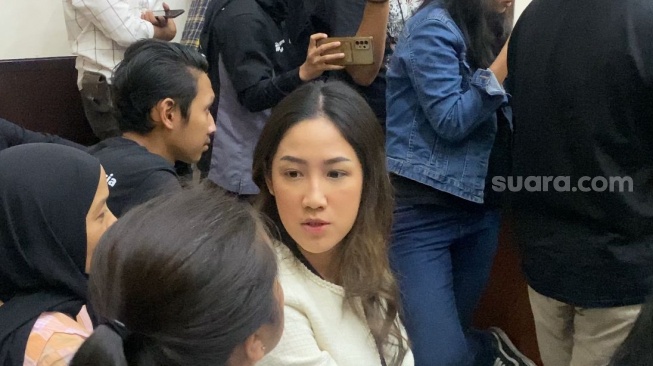 Tamara Tyasmara usai menghadiri sidang kasus pembunuhan anaknya, Raden Andante di Pengadilan Negeri Jakarta Timur, Senin (22/7/2024). [Suara.com/Tiara Rosana]