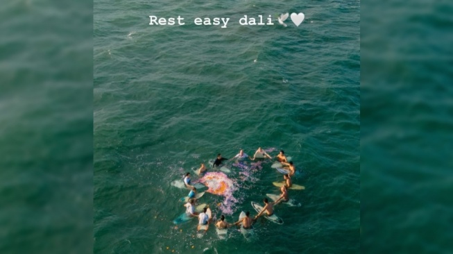 Apa Itu Upacara Paddle Out, Prosesi yang Dilakukan untuk Dali Wassink