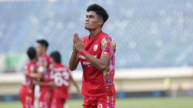 Striker Persis Solo, Ramadhan Sananta menunjukkan gestur permintaan maaf usai mencetak gol ke gawang PSM Makassar dalam matchday kedua Grup A Piala Presiden 2024 di Stadion Si Jalak Harupat, Soreang, Kabupaten Bandung, Senin (22/7/2024). [Dok Persis Solo]