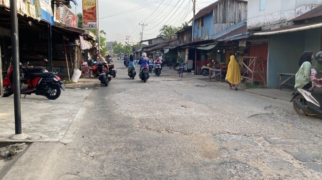 Warga Sungai Rengas Resah Jalan Rusak Parah Akibat Aktivitas Truk