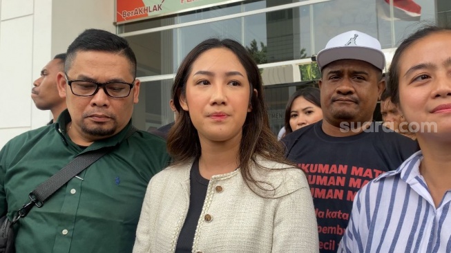 Tamara Tyasmara usai menghadiri sidang kasus pembunuhan anaknya, Raden Andante di Pengadilan Negeri Jakarta Timur, Senin (22/7/2024). [Suara.com/Tiara Rosana]