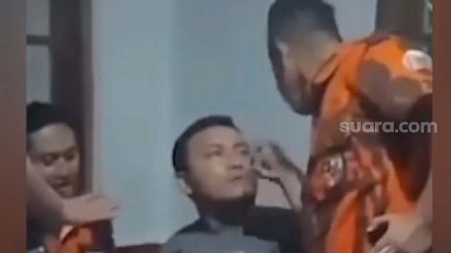 Viral anggota ormas intimidasi pria terkait kasus pungli di sebuah SDN di Kabupaten Kebumen, Jateng. (tangkapan layar/Instagram)