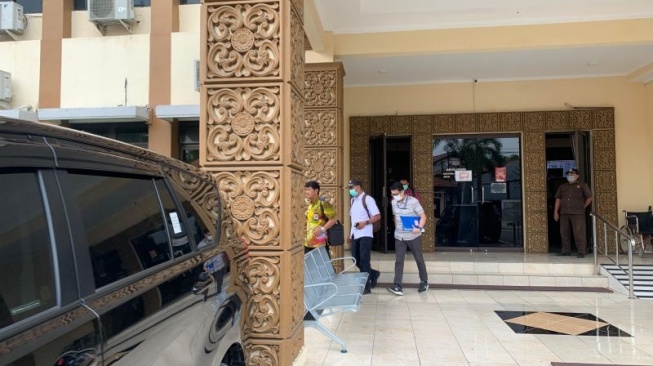 KPK Geledah Kantor Disdukcapil Kota Semarang, Bawa Koper Misterius