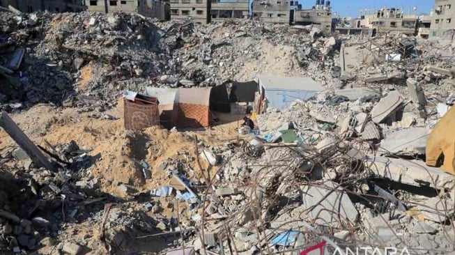 Mirip Kuburan, Ayah di Gaza Gali Lubang di Tanah untuk Lindungi Keluarga dari Bom dan Dingin