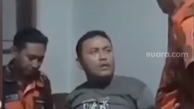 Viral anggota ormas intimidasi pria terkait kasus pungli di sebuah SDN di Kabupaten Kebumen, Jateng. (tangkapan layar/Instagram)