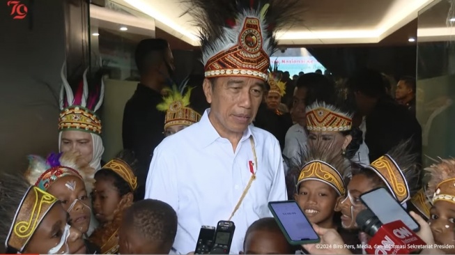 Presiden Joko Widodo (Jokowi) usai memperihati puncah Hari Anak Nasional ke-40 di Istora Papua Bangkit, Papua. (tangkapan layar/ist)