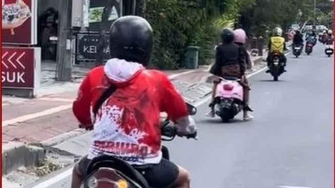 Bikin Salah Fokus, Pria Ini Bonceng Ikan Hasil Tangkapannya Pakai Motor